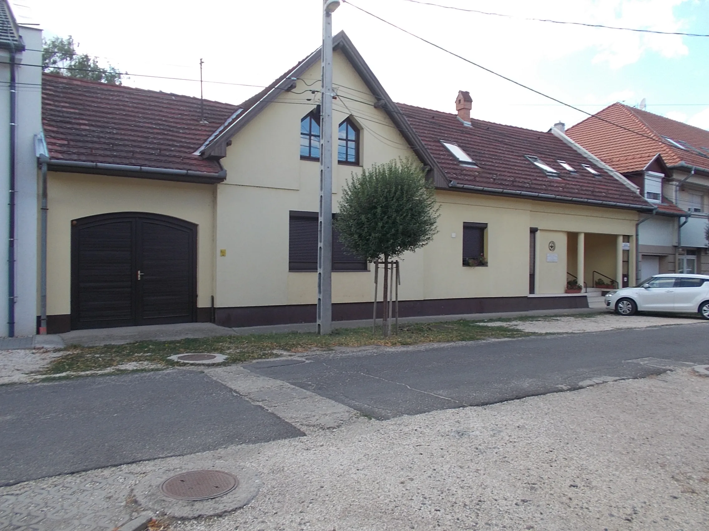 Felújított, tetőtér-beépítéses épület Orosházán, a Deák Ferenc utcában