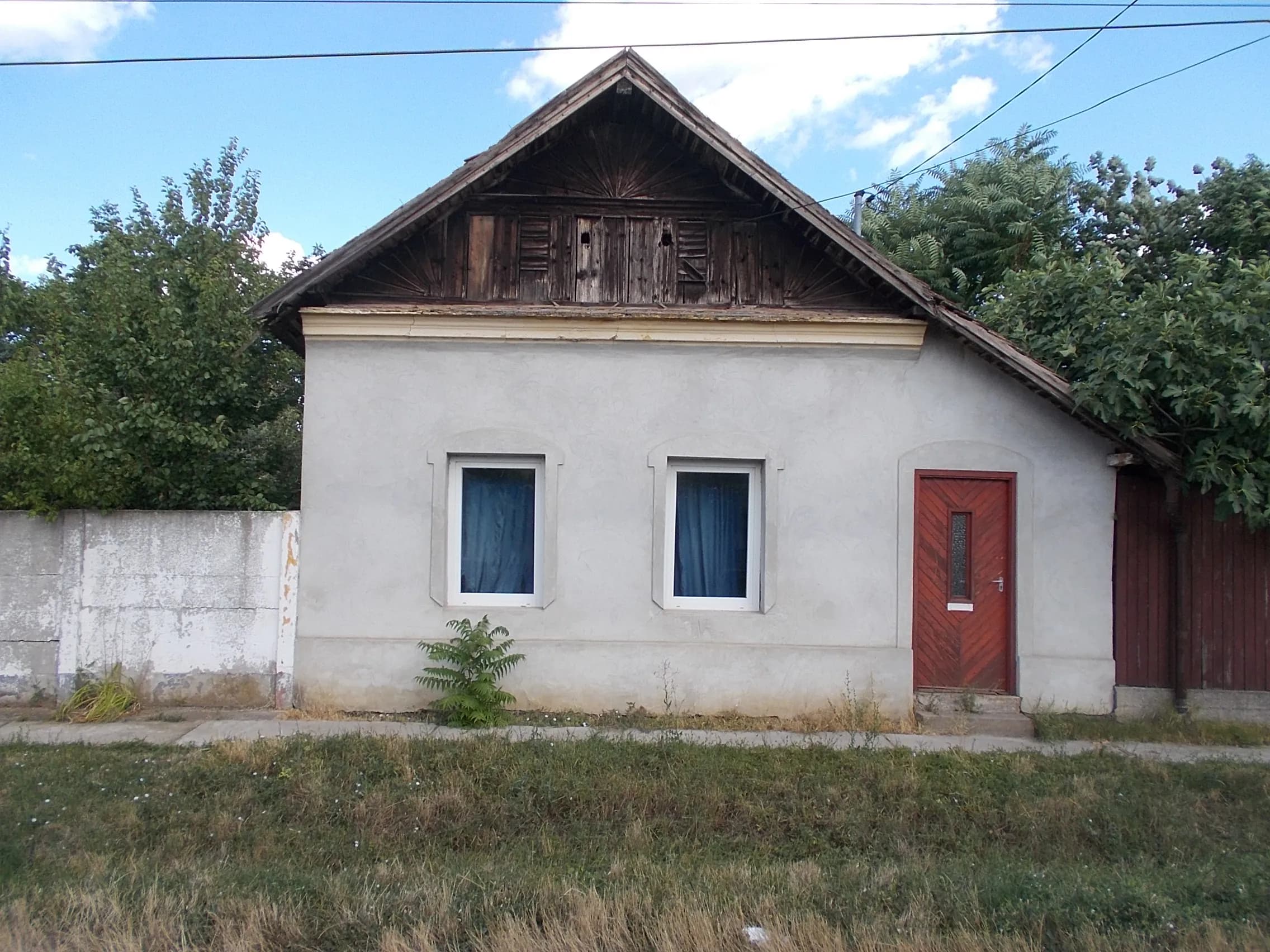 Napsugaras fa oromzatú régi ház Orosházán, a Major utcában